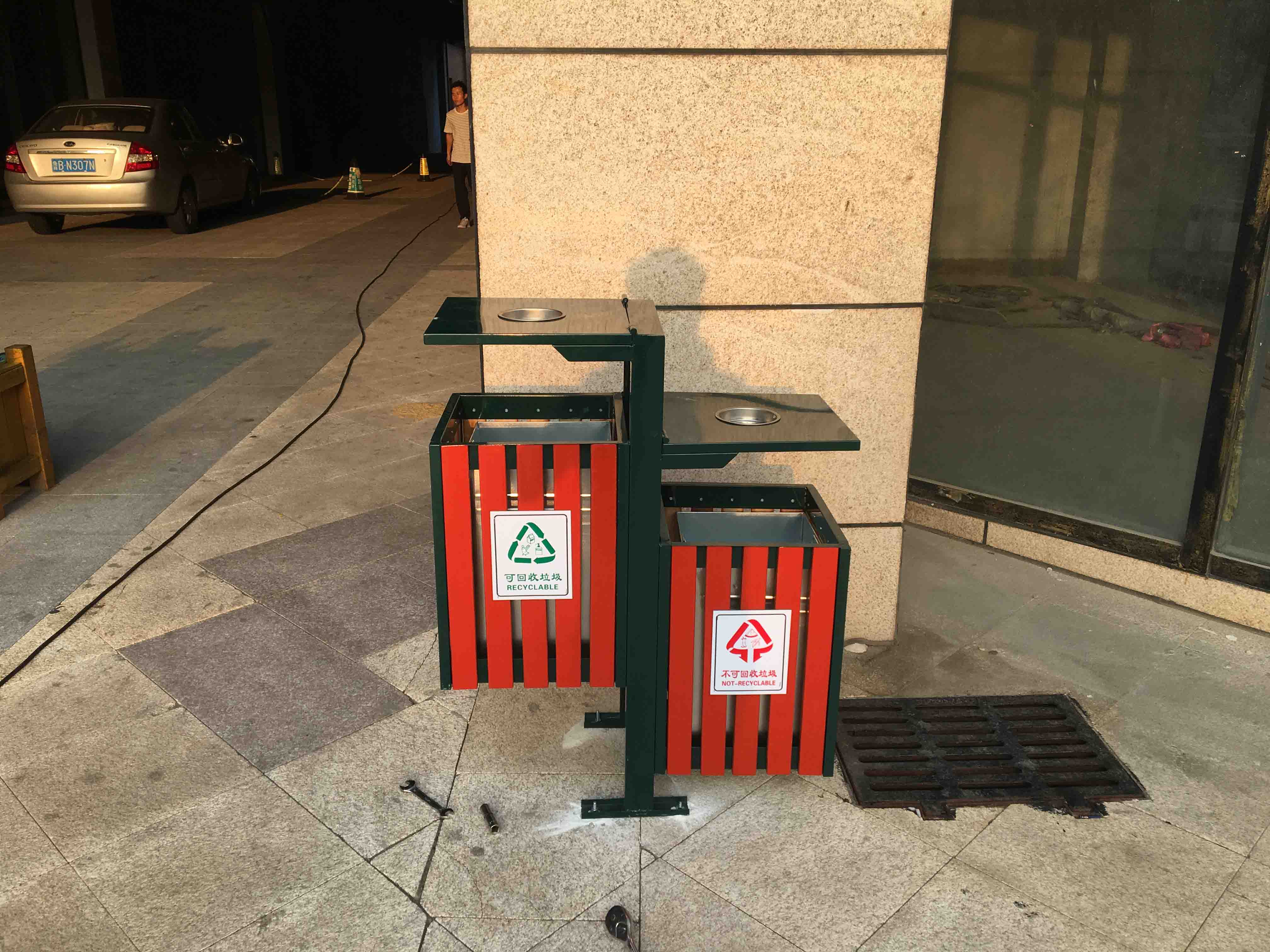 戶(hù)外分類(lèi)鋼木垃圾桶YTD07